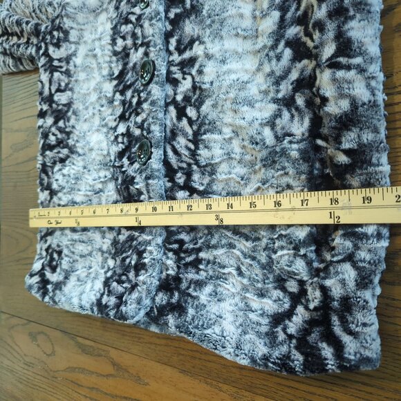 Multiples Women’s white black Plush Jacket size M Faux Fur Textured Button front - Picture 12 of 13